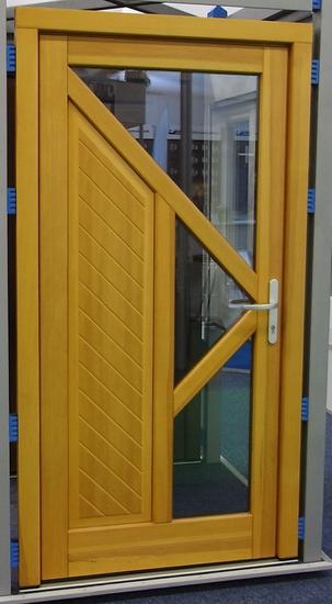 Massive Holztür mit Lichtausschnitt
Holz und Glas sind nicht nur ein bevorzugtes Material für Fenster und Türen. Holz und Glas stehen schon symbolisch für modernes und energiebewusstes Bauen.
