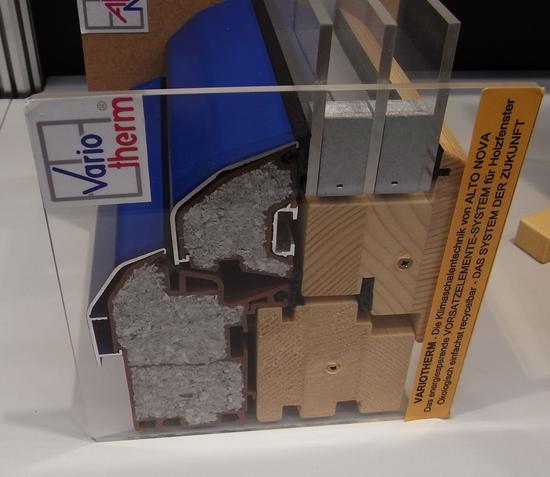 Variotherm - Alto Nova System
Auch unter dem Namen Variotherm findet sich das Holzfenster Schutzsystem Altonova wieder. Aluminiumschutzprofile auf dem Holzfenster garantieren eine lange Haltbarkeit.