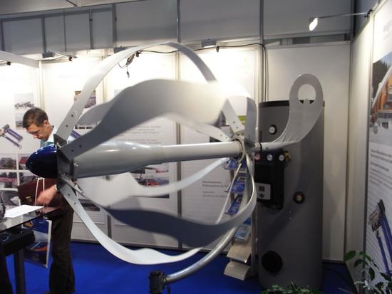 Windgenerator mit Horizontalrotor
Was sich hier dreht wird Energy Ball genannt. Diese Kleinwindkraftanlage sieht während der Drehung wie ein Ball aus. Die 6 Rotorblätter mit der eigentümlichen Form erzeugen