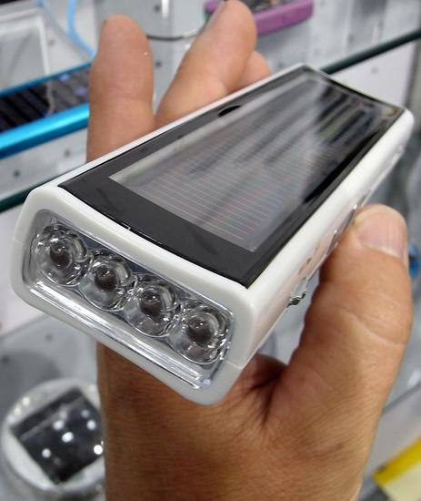 Solartaschenlampe mit Ladegerät
Die Taschenlampe und das Solarladegerät für Handy, Kamera und PDA sind hier kombiniert.