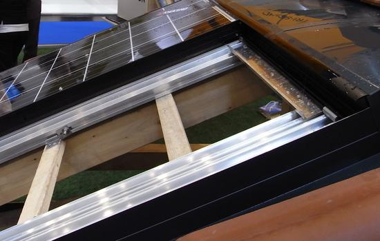 Photovoltaik-Indachsystem mit Regenschienen
Immer mehr Bauherren wollen die Photovoltaik perfekt in den Baukörper integriert haben. Bei Dachanlagen bedeutet das, aus Photovoltaik Modulen eine dichte Dachhaut herzustellen.