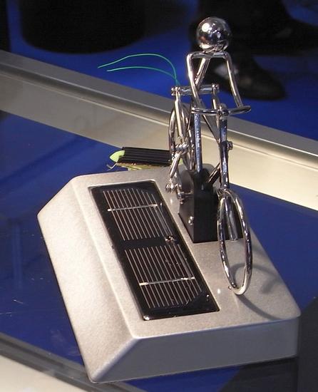 Fahrrad mit Solarantrieb
Spielzeuge für Erwachsene müssen einfach mit Photovoltaik angetrieben werden. Wie soll man sich sonst daran gewöhnen, das die Sonne künftig für die Energielieferung zuständig ist.