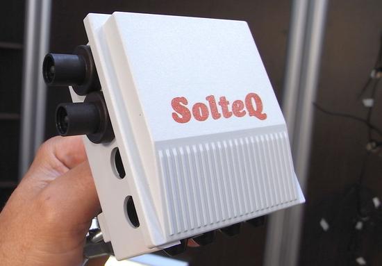 Kurzschluss am Photovoltaik Modul
Um die Photovoltaikanlage spannungsfrei zu bekommen, kann eine solche Dose nachträglich parallel zum PV-Modul gesteckt werden. In der Dose befindet sich ein Relais, welches