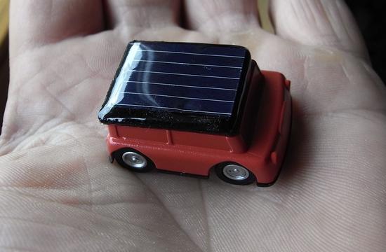 20.06 2010 Solarantrieb - Fahren mit Licht
Fahren mit Licht, klingt zwar eher nach einer Scheinwerfer-Benutzungspflicht, ist aber tatsächlich ein Lösungsansatz für saubere Mobilität. Das kleine Solarauto bewegt sich,