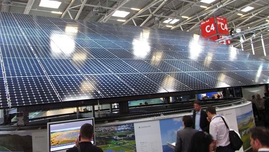 Photovoltaiknachführsystem
Ein beeindruckendes Bild liefert das Photovoltaik-Nachführsystem in der Messehalle. In der Größe eines Doppelhausdaches dreht sich die Photovoltaik-Fläche nach der Sonne.