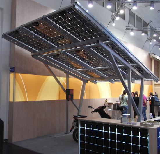 Solarcarport mit transparenter Photovoltaik
Es gibt keinen Zweifel daran, das unsere künftige Mobilität vor allem elektrisch stattfinden wird. Was liegt also näher, als die Überdachungen für Fahrzeugstellplätze