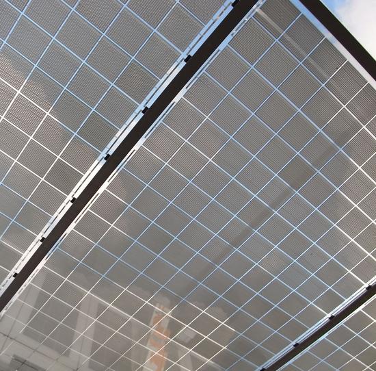Teiltransparentes Solardach
So wie diese teiltransparenten Module würde ich mir künftig die Dächer von Bahnhöfen oder Haltestellen wünschen. Es scheint genügend Licht hindurch, um den Platz darunter