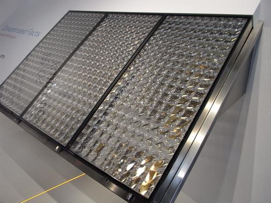 Konzentrator-Photovoltaik
Durch Linsen oder Spiegelung kann Licht auf kleine Flächen konzentriert werden. Der Vorteil ist, das weniger teures Silizium für die Herstellung von Photovoltaik Modulen