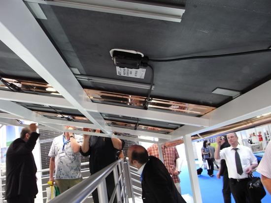 Photovoltaik dichtet das Dach
Überlappend verlegt, bilden die speziellen rahmenlosen Module eine dichte Dachhaut.