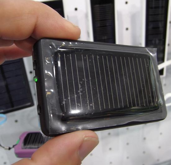 Solarladegerät fürs Mobiltelefon
Nicht größer als ein Mobiltelefon, aber etwas leichter, ist das Solarladegerät. Wenn ich mich so umschaue, wie viele Handys in der Sonne liegen, könnte nach meinem Empfinden