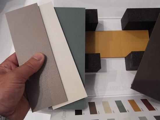 Keramisches Trägermaterial auch als Bodenbelag
Das keramische Material welches von System Photonics als Trägermaterial für die Solarzellen verwendet wird, kann in den unterschiedlichsten Farben eingesetzt werden.