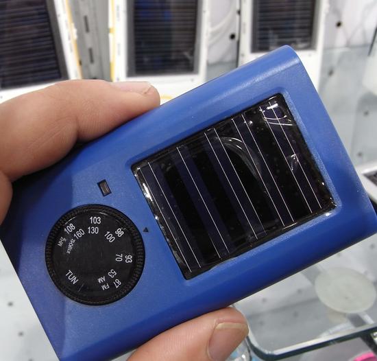 Radio-Walkman mit Solarantrieb
Das kleine Radio mit den Solarzellen ist genau richtig für Leute, die immer die neusten Nachrichten hören wollen. Da der Akku bei Licht ständig nachgeladen wird, konnte das