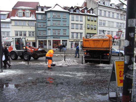 Räumt die Straßen besenrein!
So wie hier in der Innenstadt von Erfurt, räumt man am liebsten die Straßen besenrein. Mit den Verbrennungsmaschinen, die man als Mitverursacher