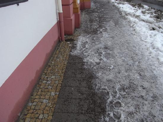 Gib ihm Saures...
Nach dem Motto, Gib ihm Saures, werden die Fußwege durch Salz vom Schnee befreit. Das altehrwürdige, vermutlich teuer sanierte Gemäuer kann nun sehen, wie es mit der