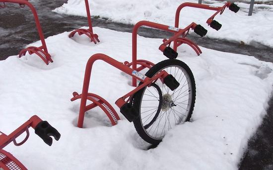 Sicherheit hat ihre Grenzen
Das Sicherheitsbedürfnis der Menschen ist in Deutschland besonders hoch. Doch wie an diesem Fahrradständer zu sehen ist, hat alles seine Grenzen.