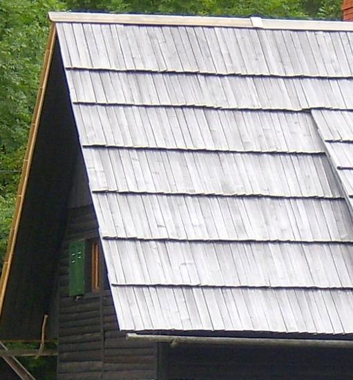 Brettschindel als Dacheindeckung
Ein solches Dach mit Brettschindeln aus Fichte gedeckt, hat mich angeregt, diese Baumethoden näher zu untersuchen. Die verwendeten Holzarten gehen dabei weit auseinander.