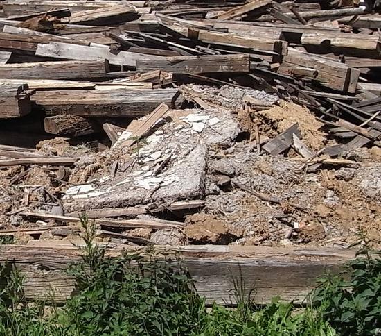 Naturbaustoffe sind das Musterbeispiel für Nachhaltigkeit
Auf diesem Haufen Abriss findet man nur Material, was mit wenig Energieaufwand zum Baustoff wurde. Der größte Teil besteht aus Holz und Lehm.