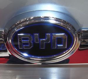 BYD in Los Angeles begrüßt
30.04.2010 - Gouverneur Arnold Schwarzenegger begrüßt den aufstrebenden chinesischen Autoproduzenten BYD in Los Angeles. Es geht hier speziell um die umweltfreundlichen Antriebe.