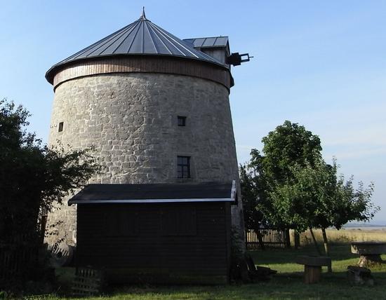 Windmühle von Immenrode
Nur noch als Denkmal steht sie hier, die Turmwindmühle in Immenrode. Als die Mühle noch ihre Flügel hatte, zählte sie zu den modernsten Windmühlen ihrer Art.