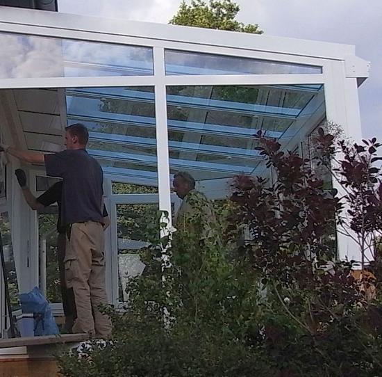 Die letzten Handgriffe bevor die Tür eingebaut wird
Schon während der Bauarbeiten bewährt sich das Wärmeschutzglas im Dach des Wintergartens. Die getönten Scheiben halten tatsächlich die schlimmste Hitze draußen.