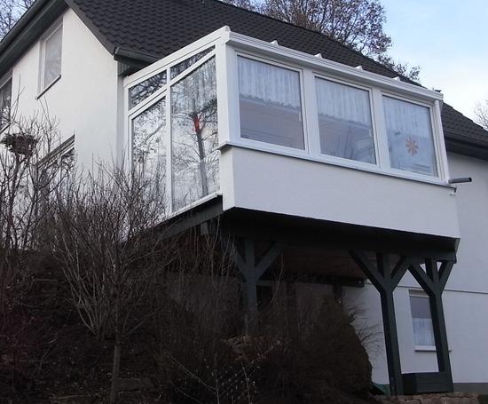 Wintergarten an der Südseite des Hauses
Ein Grundstück mit Hanglage ist wohl der Traum jedes  Einfamilienhaus-Interessenten. Beim Bau dieses Hauses wurde auf der Südseite eine Balkontür eingeplant.