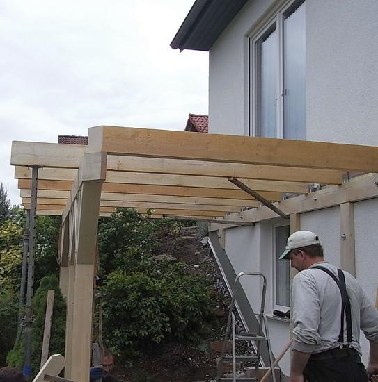 Unterbau für den Wintergarten in Holzkonstruktion
Für den Wintergartenunterbau wurde hier eine Holzkonstruktion angesetzt. Die knapp 2 Meter vom Boden bis zur Balkontür waren so am einfachsten zu überbrücken.