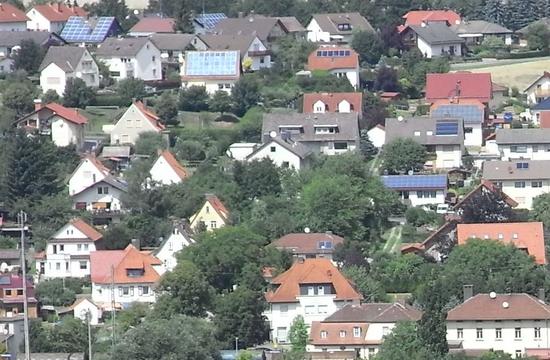 Deutschland von oben - Dachlandschaft
Wenn man Deutschland von oben betrachtet, sieht man eine Dachlandschaft auf der die Stromerzeuger keimen. Dabei ist der Anteil der Photovoltaikanlagen auf diesem Bild schon