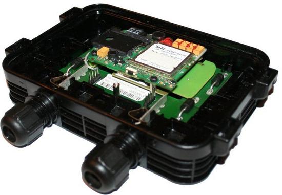 Prototyp der Anschlussdose für die Photovoltaiküberwachung
Der Prototyp ist fertig. In der Anschlussdose am Panel ist die Elektronik untergebracht um im Falle eines Diebstahls Alarm auszulösen und dann ein Wiederauffinden