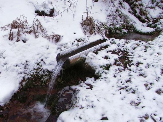 Quelle mit sauberem Trinkwasser
In den Bergen sprudeln viele Quellen mit Trinkwasser. Im Winter, wenn es viele Niederschläge gibt, sieht man auch Quellen, die den Sommer über vertrocknet sind.