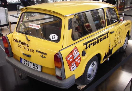 Der Trabant 1,1 ist nur noch ein Ausstellungsstück.
Gerade mal 20 Jahre ist es her, als in der DDR der Trabant mit dem modernen Viertaktmotor in Serie ging. Jetzt sieht man nur noch sehr selten einen Trabant auf der Straße.