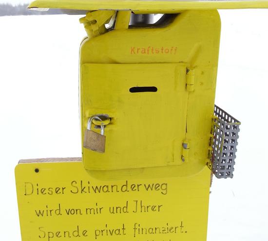 Fossiler Kraftstoff für Skifahrer
Kurz nachdem mir gerade ein Langläufer erklärte, wie teuer seine Motorschlittenspur angelegt wurde, gelangen wir zu diesem Kasten. Hier bittet der Motorschlittenfahrer um Spenden.