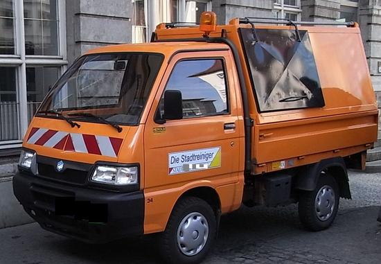 Stadtreinigung - ein ideales Einsatzgebiet für Elektrofahrzeuge
Reinigungsfirmen und Dienstleister sind fast immer auf Kurzstrecken unterwegs. Dabei werden die Motoren der Fahrzeuge besonders häufig gestartet.