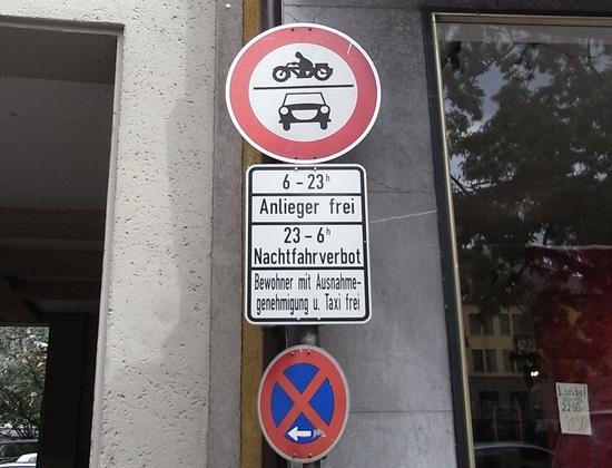 Verkehrsverbot für Krach und Gestank
Ein großer Teil der Verbotsschilder resultiert aus dem Versuch, die Stadtbewohner vor Krach und Gestank zu schützen. Nachtfahrverbote sollen den Nachtschlaf gewährleisten.