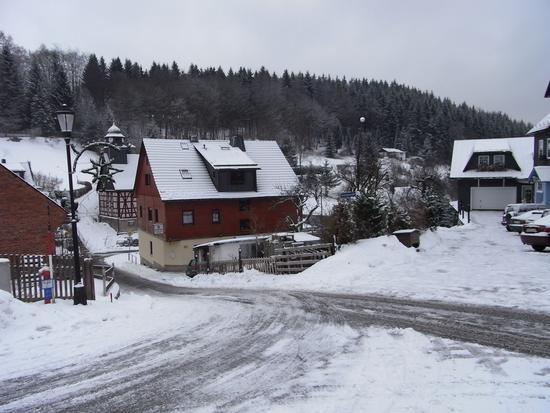 Wo lauert die größere Gefahr?
Sind es die wirklich die winterlichen Straßenbedingungen, vor denen wir uns fürchten müssen oder lauert da noch eine viel größere Gefahr?