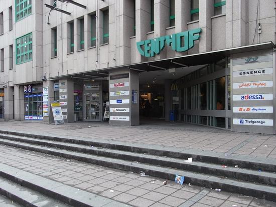 Müll auf dem Bahnhofsvorplatz Fulda
Centhof Fulda - Shopping-Center am Bahnhof. Im Bahnhof kann man Tag und Nacht konsumieren. Was davon übrig bleibt landet auf dem Bahnhofsvorplatz zum Ärgernis für die Anlieger.