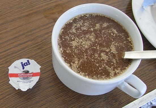 Kaffeesahne perfekt konserviert
Trotz perfekter Konservierung und aufwändiger Verpackung hat mir die Sahne den Kaffee vermießt. Dabei ist es doch ganz im Sinne des Wachstumsbeschleunigungsgesetzes,