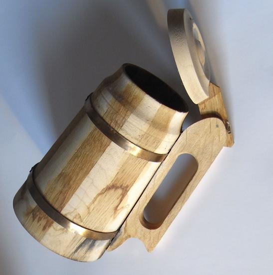 Holzkrug hält Wasser frisch
Völlig aus der Mode gekommen sind Wassergefäße aus Holz. Dieser vom Böttcher gefertigte Holzkrug, steht auch meist nur noch zur Zierde im Regal. Nur gelegentlich wird er noch