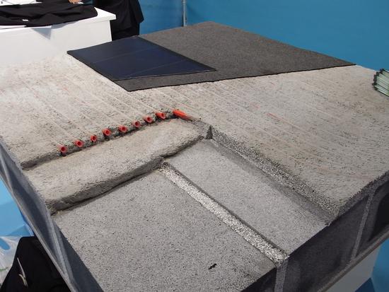 Beton-Flachdach als Energielieferant
Heizen oder Kühlen mit Umweltenergie. Das ist die Idee, die hinter dieser Technik steckt. In einer speziellen Betonmischung werden auf dem Flachdach Rohrschlangen verlegt.