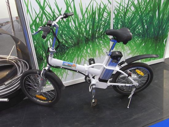 Elektro-Klapprad
Ein Klapprad mit Elektroantrieb gehört wohl zu den praktischsten Ergänzungen für ein sperriges Automobil. Deshalb hat sich ein Aussteller dieses Nahverkehrsmittel zur Messe