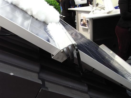 Heiz- und Kühlsystem für Photovoltaik
Das Haltesystem in dem die Heizung zum Abtauen von Schnee integriert ist, hat auch noch eine Kühlleitung. Die ist für den Sommer gedacht, wenn der Ertrag wegen hoher