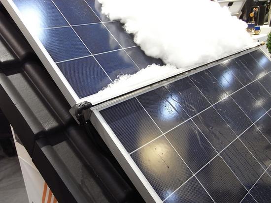 Schneeabtauvorrichtung für Photovoltaik
Wer die Probleme mit dem plötzlich abrutschenden Schnee von Solaranlagen kennt, der wird auch diese Erfindung verstehen. Am unteren Rand der Module gibt es eine beheizte Leiste,