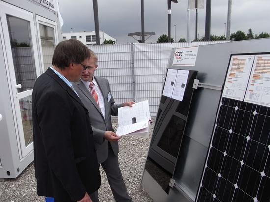 Photovoltaik-Beratung
Georg Kreitmair von der G-Tec Solar GmbH im Kundengespräch. Hier geht es gerade um die unterschiedlichen Möglichkeiten für die Errichtung einer Dachanlage.