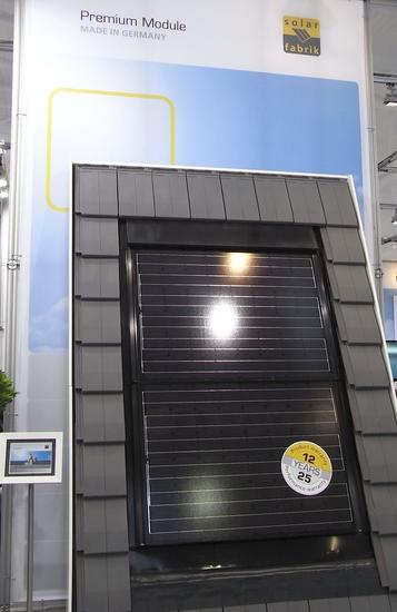 PV-Indachanlage hinterlüftet
Die hinterlüftete Indachanlage von Solar-Fabrik ist so ein System, das auch geeignet ist um auch eine ganze Dachfläche zu belegen. Bei ordentlicher Planung kann also das
