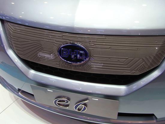 Grill am BYD E6
Der Name Kühlergrill kommt sicherlich von der früheren Ähnlichkeit mit einem Grill zum Garen von Speisen. Jetzt sind diese Ähnlichkeiten selten geworden. Beim E6 findet man hinter