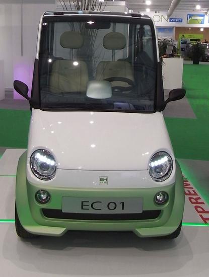 EC 01 - kurzer Name, kurzes Auto
Der EC 01 ist wohl das Auto mit dem geringsten Platzbedarf. Dieses Elektroauto scheint tatsächlich nur um 2 bequeme Sitze herum gebaut zu sein.