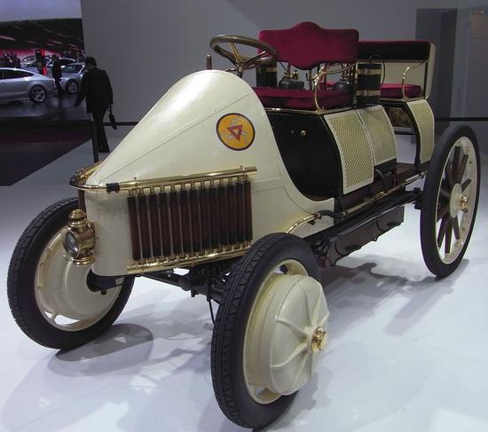 Porsche mit Radnabenmotor
111 ist eine Schnapszahl, doch was vor 111 Jahren auf der Weltausstellung in Paris von Porsche präsentiert wurde, war keine Schnapsidee, sondern eine Technik, die der Zeit