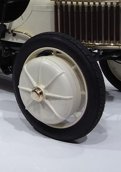 Porsche Radnabenmotor
Mit 2 dieser gewaltig wirkenden Radnabenmotoren wurde 1900 der Lohner Porsche präsentiert. Moderne Radnabenmotoren sind da doch schon etwas unauffälliger.