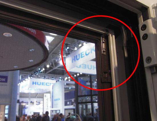 Insektenschutzgitter einsetzen
Der Nachträgliche Einbau eines Insektenschutzgitters ist spielend leicht. Der Aluminiumrahmen ist maßangefertigt für das Fenster.