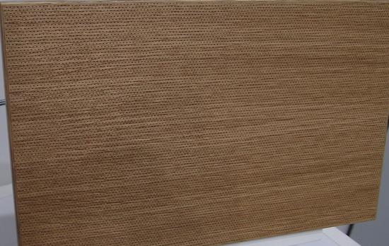 Holz-Akustikplatte
Diese Holzplatte hat ganz feine Löcher. Damit sollen Schallwellen eingefangen werden. Mit dieser Platte werden Wand- und Deckenverkleidungen ausgeführt, hinter denen sich