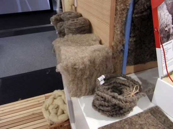 Vielseitige Schafwolle
Schafwolle kann sehr vielseitig am Bau eingesetzt werden. Mit Dämmvlies oder Schalldämmbahnen können die Hohlräume in Wänden oder Decken gefüllt werden.
